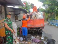 Peduli Lingkungan, Bati Bakti TNI Bersama DKP Bersihkan Tumpukan Sampah Warga