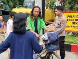 Polsek Simokerto Kegiatan Sosial Jumat Berkah bagai Bagi 100 Nasi Kotak