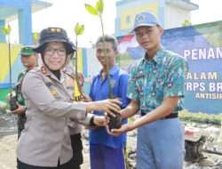 Kapolres Pelabuhan Tanjung Perak Tanam Mangrove Di Pesisir Wisata Sontoh Laut Surabaya