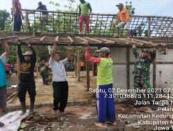 Pasca Di Sambar Petir, Anggota KoramilKedunggalar Gotong -Royong Bantu Warga Bersihkan Rumah