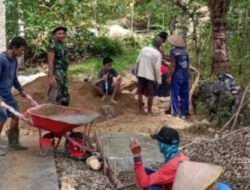 Senantiasa Menjadi Solusi Bagi Warga, Babinsa Koramil 0801/11 Donorojo Gotong Royong Rabat Jalan