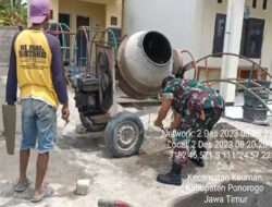 Kerja Bakti Rabat Jalan, Upaya Babinsa Kodim 0802/Ponorogo Bangun Wilayah Desa Binaan