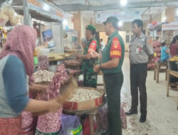 Sambangi Pasar Legi, Babinsa Stabelan Pastikan Kestabilan Harga Sembako Jelang Nataru