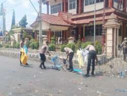 Peduli Lingkungan Polisi Bersihkan Sampah Usai Aksi Demo di Kantor DPRD Situbondo