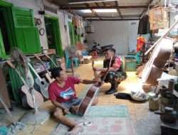 Tingkatkan UMKM Diwilayah, Babinsa Danukusuman Motivasi dan Beri Semangat Pengrajin Gitar