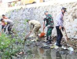Karya Bakti Kodim 0806/Trenggalek: Bersama Masyarakat, Antisipasi Banjir dan Wabah Penyakit