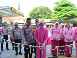 Kapolres Gresik didampingi Ketua Bhayangkari Cabang Gresik Resmikan Kantor Bhayangkari Cabang Gresik