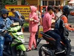Polsek Simokerto bersama Bhayangkari Cantik Bagikan 200 Kotakan