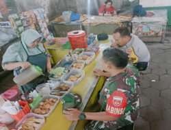 Duduk santai di warung gorengan, Cara Jitu Babinsa Danukusuman Dekat Dengan Warganya