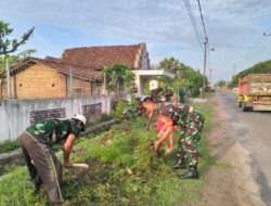 Babinsa Koramil Kendal Bersama Masyarakat Gotong Royong Bersihkan Lingkungan