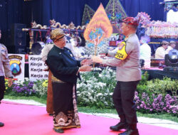 Polda Jatim Stimulasi Pemilu Damai Melalui Pagelaran Seni Wayang Kulit