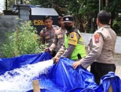 Kendaraan Taktis Polres Blitar Kota Berubah Fungsi Bantu Masyarakat Droping Air Bersih