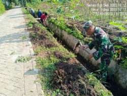 Kerja Bakti Bersihkan Talud Jalan, Partisipasi Babinsa Kodim 0802/Ponorogo Jaga Kebersihan Lingkungan