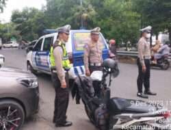 Polsek Tambaksari  Himbau Warga Saat Melintas Di Jalan Gersikan