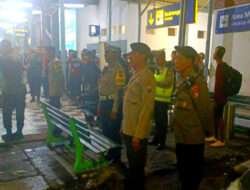 Polisi Menjaga Keamanan Dan Ketertiban Kedatangan Supporter Persija Jakarta Yang Datang Di kota Pahlawan