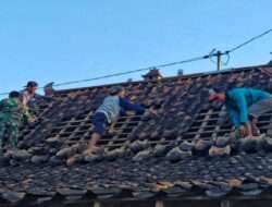 Ringankan Kesulitan Warga, Babinsa Ikut Gotong Royong Bongkar Rumah Warga