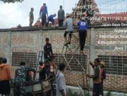 Gotong Royong, Anggota Kodim 0802/Ponorogo Ikut Kerja Bakti Renovasi Kantor Desa