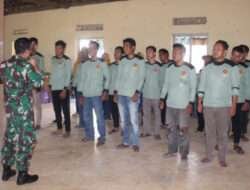 Latih Anggota Satlinmas, Babinsa Koramil 0801/03 Arjosari Berikan Materi Prosedur Pengamanan