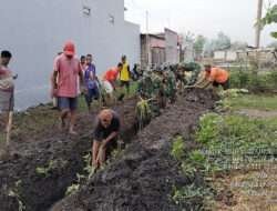 Babinsa Koramil Kwadungan Kompak Bersama Warga Dalam Karya Bakti Pembuatan Saluran Air