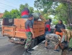 Jaga Kebersihan Lingkungan, Babinsa Timuran Bersama Petugas Kebersihan Laksanakan Kerja Bakti