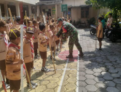 Babinsa Gandekan Berikan Motivasi Dalam Giat Pramuka Anak-anak Sekolah Dasar