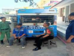 Bangun Kedekatan Dan Keakraban, Babinsa Sondakan Komsos Dengan Petugas Mobil Loket PDAM