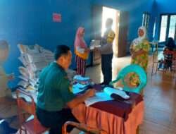Babinsa Pakis Serma Teguh Berperan Aktif Dalam Penyerahan Bantuan Pangan Di Desa Pakis