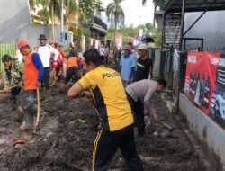 Sinergitas Polres Batu Bersama TNI dan Warga Bersihkan Lumpur Akibat Banjir Lalulintas Kembali Lancar