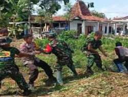 Cegah Banjir Polisi dan TNI Bersama Warga Bersihkan Jalur Sungai di Ponorogo
