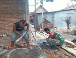 Berperan Dalam Kegiatan apapun, Babinsa Bantu Plester Rumah Warga
