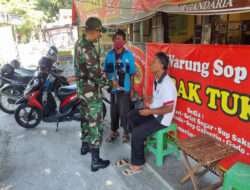 Babinsa Kelurahan Tipes Sambangi Juru Parkir