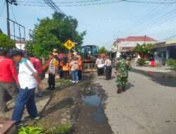 Sinergitas Polisi Bersama TNI dan Warga Bersihkan Parit Limbah Pabrik di Ngawi