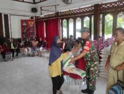 Babinsa dan Bhabinkamtibmas Kratonan Bantu Distribusikan Beras Ke Warga Kurang Mampu
