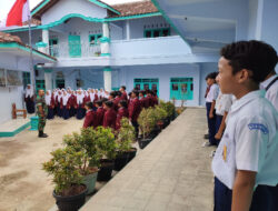 Latihan Kepemimpinan OSIS, Anggota Koramil 05 Weru berikan Materi di SMP Muhammadiyah Watukelir