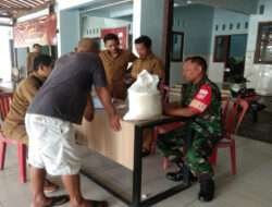 Dukung Program Pemerintah, Babinsa Simo Ikut Pendampingan Pembangian Bantuan Beras