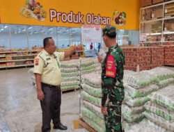 Babinsa Tipes Sidak Keamanan dan Sembako di Lotte Mart