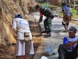 Cegah Kerusakan, Babinsa Koramil 0801/04 Tegalombo Bersama Warga Lakukan Pemeliharaan Jalan.
