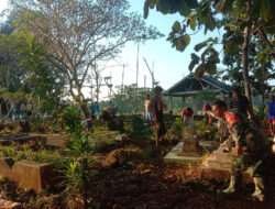Babinsa Bersama Warga Bersihkan Tempat Pemakaman Umum