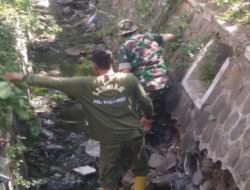 Cegah Banjir, Babinsa Punggawan Bersama Linmas Laksanakan Kerja Bakti Pembersihan Saluran Air