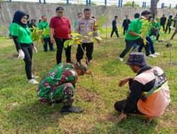 Peran Aktif Babinsa Pucangsawit Dalam Kegiatan Bakti Sosial Gerakan Penanaman Pohon Di Taman Urban Fores