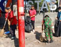 Jum’at Bersih, Babinsa Kestalan Ajak Warga Bersihkan Sampah Pada Saluran Air Dan Sarana Umum