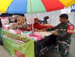 Babinsa Danukusuman Motivasi Pedagang Keliling dan Pantau Harga Sembako