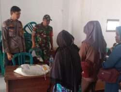 Dampingi Penyaluran Beras, Babinsa Koramil 0801/04 Tegalombo Berharap Bisa Bermanfaat Bagi Warga