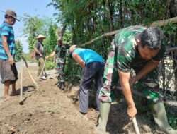 Bersihkan Lingkungan, Anggota Kodim 0802/Ponorogo Kerja Bakti Bersama Warga