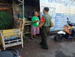 Wujudkan Kondusifitas Wilayah, Babinsa Kepatihan Wetan Laksanakan Patroli Sambang Pedagang Kaki Lima