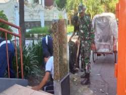 Gandeng Warga, Babinsa Banyuanyar Resik-resik Seputaran Kantor Kelurahan