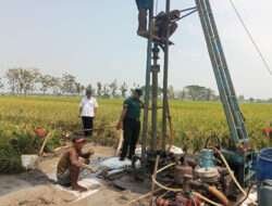 Babinsa Koramil Karangjati Pantau Warga Dalam Pembuatan Sumur Bor Di Sawah