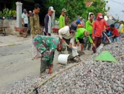 Babinsa dan Warga Gotong Royong Cor Jalan Desa