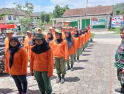 Tingkatkan Kwalitas, Babinsa Koramil 0801/07 Ngadirojo Latih Linmas di Desa Binaan