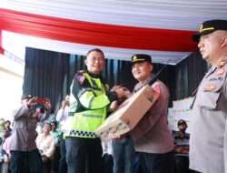 Kapolda Jatim Beri Motivasi Serahkan Tali Asih di Pos Pam Nataru ASDP Ketapang Banyuwangi